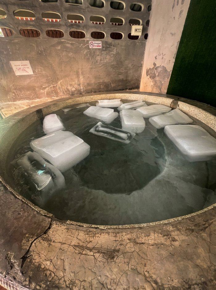 Ice bath cold plunge