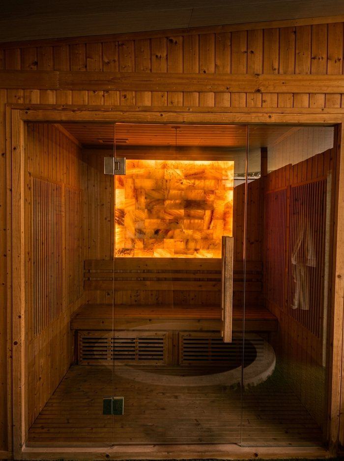 Infrared salt sauna